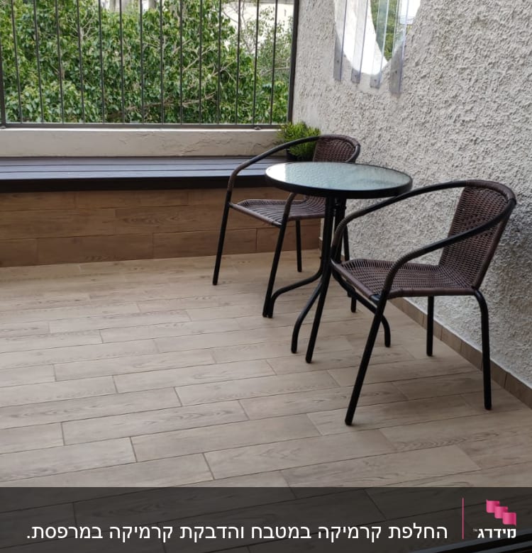 ריצוף עץ חדש במרפסת עם שולחן וכיסאות